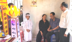 Đồng chí Nguyễn Hùng Tân - Phó Chủ tịch UBND huyện thăm hỏi, chia sẻ và động viên người thân gia đình nạn nhân