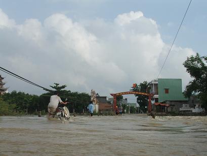Tuyến giao thông liên xã Phước Hoà – Phước Thắng (Tuy Phước) đi Cát Chánh (Phù Cát) nước lũ chảy xiết