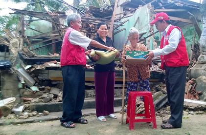 Bà Phạm Thị Đông (55 tuổi) và mẹ là bà Nguyễn Thị Hương (75 tuổi) nhận quà của Hội Chữ thập đỏ tỉnh Bình Định