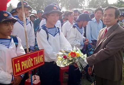 Lãnh đạo huyện Tuy Phước tặng hoa chúc mừng thanh niên lên đường nhập ngũ