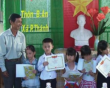 Chi hội Khuyến học dòng họ Võ thôn Bình An 1, xã Phước Thành trao thưởng cho học sinh giỏi