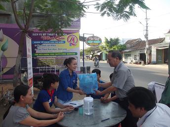 Đ/c Phạm Tích Hiếu- Phó Chủ tịch UBND huyện thăm và tặng quà thanh niên tình nguyện tại các điểm tiếp sức mùa thi