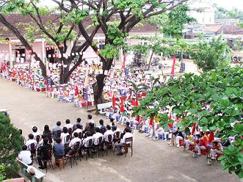 Quang cảnh Trường THCS Phước Hòa  trong buổi đón nhận Quyết định công nhận Trường chuẩn mức độ I năm học 2010-2011 của UBND tỉnh