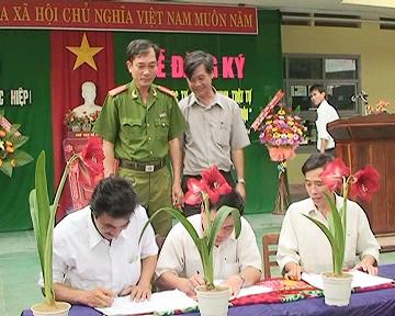 Lãnh đạo UBND xã Phước Hiệp, Ban Giám hiệu và Chủ tịch Hội cha mẹ học sinh Trường THCS Phước Hiệp ký cam kết