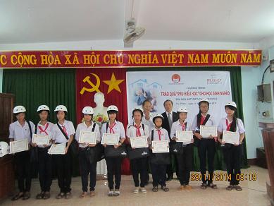 Ông Phạm Tích Hiếu – Phó Chủ tịch UBND huyện Tuy Phước và ông Hoàng Minh Nghĩa-Trưởng Văn phòng đại diện Công ty Prudential Bình Định trao quà cho các em học sinh.