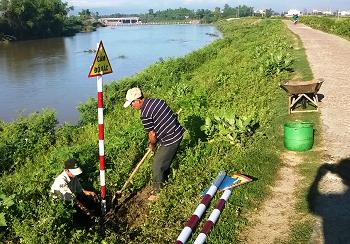 Tổ tự quản bảo vệ môi trường lắp biền báo cấm đổ rác tại thôn Tri Thiện