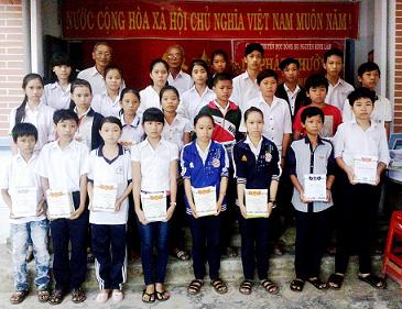 Chi hội khuyến học dòng họ Nguyễn thôn Bình Lâm tổ chức phát thưởng cho 115 học sinh giỏi