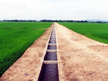 Tuyến kênh bê tông kết hợp đường nội đồng của xã Phước Hưng
