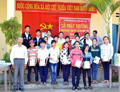 Chi hội khuyến học thôn Bình Lâm (xã Phước Hòa) tổ chức phát thưởng cho 181 học sinh học giỏi