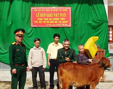 Lãnh đạo Ban CHQS huyện trao tặng 01 bò trị giá 10 triệu đồng cho gia đình ông Quảng Đình Quang