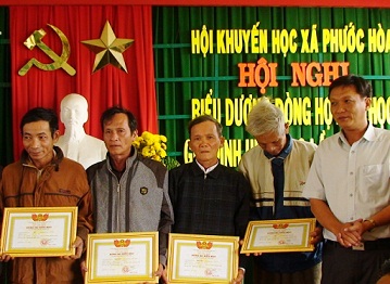 Đ/c Trần Duy Vũ –Bí thư Đảng ủy xã Phước Hòa trao giấy công nhận “Dòng họ hiếu học”