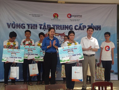 Em Phạm Trần  Mai Hương- Trường THCS Trần Bá (thị trấn Tuy Phước, huyện Tuy Phước) nhận giải Nhất của Ban Tổ chức cuộc thi