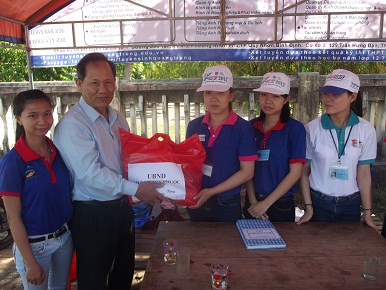 Đ/c Phạm Tích Hiếu – Phó Chủ tịch thường trực UBND huyện tặng quà Đội thanh niên tình nguyện “Tiếp sức mùa thi” năm 2015.