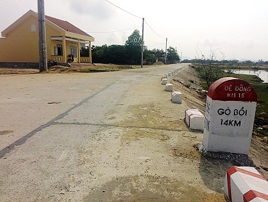 Đường bao Đê Đông đi qua khu TĐC Đồng Sam được xây dựng kiên cố 