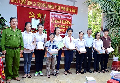 Phát thưởng học sinh giỏi thuộc dòng họ Nguyễn – Chi hội khuyến học thôn Bình Lâm