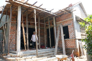 Căn nhà của anh Trần Văn Hưởng sắp được hoàn thiện để đón tết nguyên đán Ất Mùi 2015