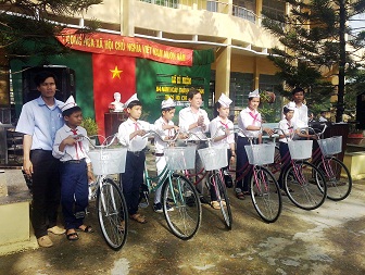 Trường THCS Phước Hòa trao tặng xe đạp cho học sinh nghèo