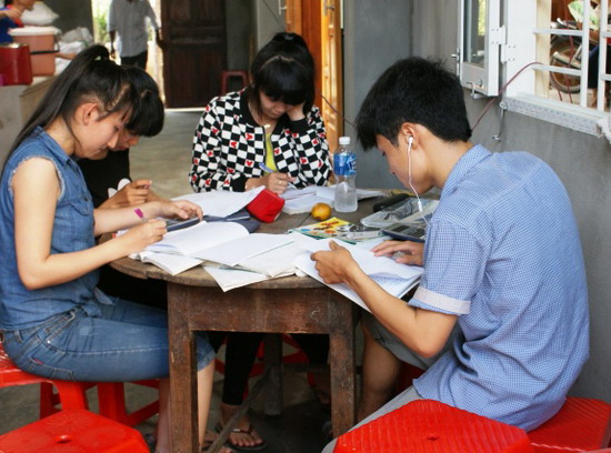 Các thí sinh ở trọ miễn phí tại nhà ông Huỳnh Tấn Đức (thôn Hanh Quang, xã Phước Lộc) đang ôn bài.