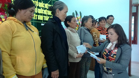 Đ/c Lê Thị Nhàn – Chủ tịch UBMTTQVN huyện thừa ủy nhiệm của UBMTTQVN tỉnh  trao tặng 23 suất quà tết cho đối tượng thuộc diện hộ nghèo ở xã Phước Sơn