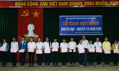 Đại diện Hội khuyến học huyện Tuy Phước trao học bổng khuyến học, khuyến tài cho các em học sinh