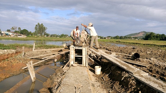 Bê tông kênh nội đồng thôn Luật Chánh, xã Phước Hiệp