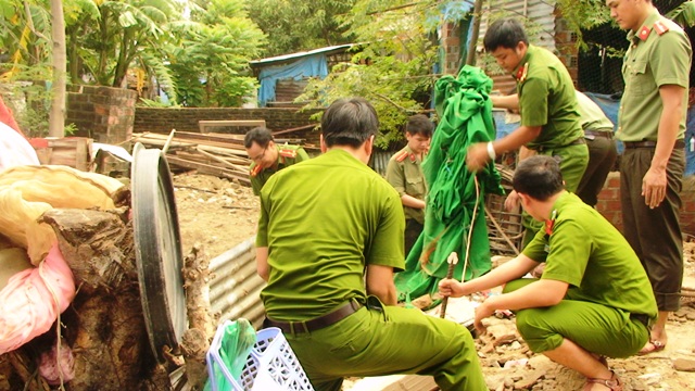 Đoàn thanh niên Công an huyện giúp hộ bà Võ Thị Đào