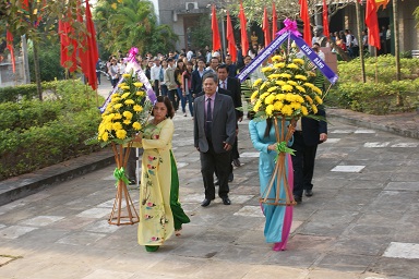 Các đại biểu cùng sinh viên đến dâng hương tại nhà Văn chỉ Tuy Phước