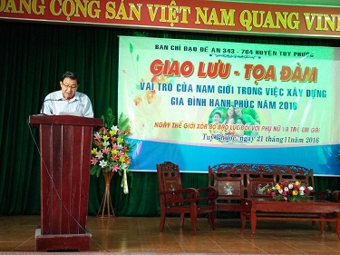 Đ/c Trần Hữu Tường- Phó Chủ tịch thường trực UBND huyện- Trưởng Ban Chỉ đạo Đề án 343- 704 huyện phát biểu khai mạc buổi giao lưu- Tọa đàm