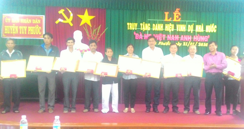 Đ/c Trần Kỳ Quang- Phó chủ tịch UBND huyện  thừa ủy nhiệm của Chủ Tịch nước trao danh hiệu vinh dự Nhà nước \