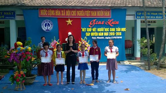 Bà Hoàng Ngọc Tố Nương – Phó Trưởng phòng Giáo dục và Đào tạo huyện trao giấy khen cho học sinh xuất sắc.