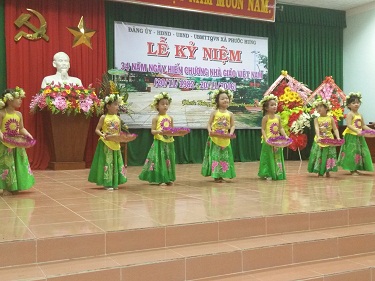 Tiết mục văn nghệ của các cháu Trường Mầm non Phước Hưng chào mừng Ngày Nhà giáo Việt Nam