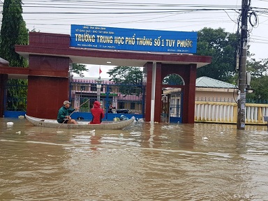 Nước lũ tràn qua Quốc lộ 19 đoạn Trường THPT số 1 Tuy Phước