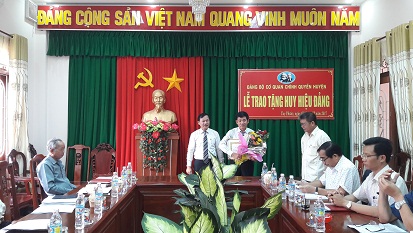 Đồng chí Nguyễn Văn Hùng - Bí thư Đảng ủy Cơ quan Chính quyền huyện trao Quyết định và Huy hiệu đảng cho đồng chí Cao Văn Ba