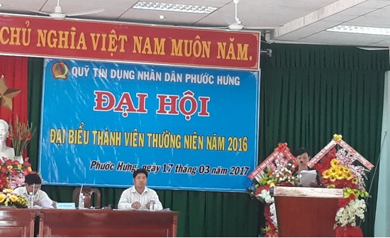 Bà Phan Thị Hồng Hoa GDĐH QTD NN Phước Hưng thông qua báo cáo kết quả hoạt động 2016 và phương hướng nhiệm vụ năm 2017