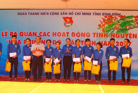 Đồng chí Mai Văn Ngọc, Huỳnh Thị Anh Thảo trao học bổng cho các em có hoàn cảnh khó khăn