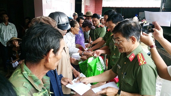 Báo Công an thăm tặng quà Tết cho đồng bào vùng lũ