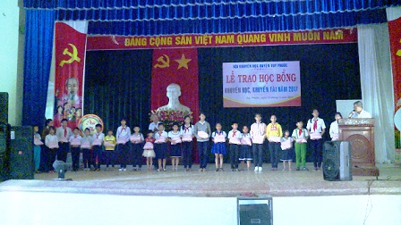 Hội khuyến học huyện Tuy Phước tổ chức Lễ trao học bổng khuyến học, khuyến tài năm 2017