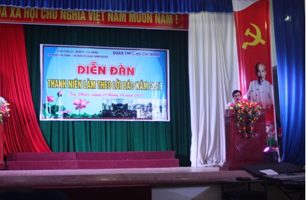 Đồng chí Mai Xuân Hiền – Phó Giám đốc Trung tâm VHTT huyện Tuy Phước báo cáo chuyên đề tại Diễn đàn