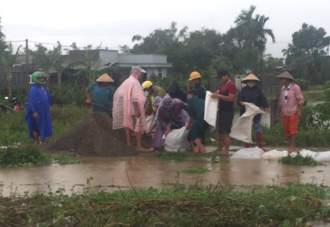 Người dân đang tham gia hàn gắn đê Gò Chàm bị sạc lỡ