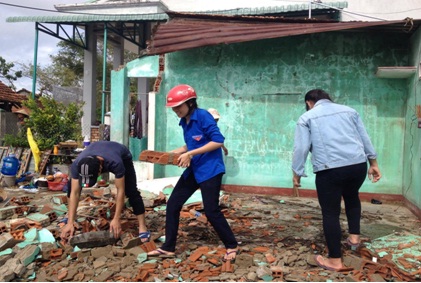 Đoàn viên thanh niên dọn dẹp nhà bị sập do bão gây ra.