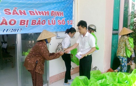 Hiệp Hội gỗ và lâm sản Bình Định trao quà cho đồng bào xã Phước Thắng bị thiệt hại bão số 12