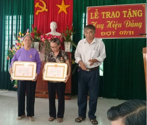 Đồng chí Nguyễn Đinh Hòa – Bí thư Đảng ủy xã Phước Sơn trao tặng Huy hiệu Đảng cho các đồng chí đảng viên.