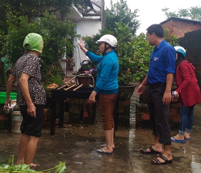 Trạm Y tế và Đoàn thanh niên xã ra quân diệt lăng quăng, bọ gậy, xử lý môi trường ở hộ dân cư