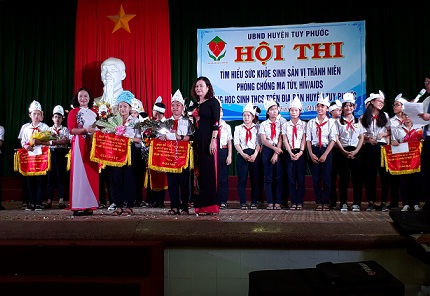 Bà Hồ Thị Thu Hường (Trưởng phòng Y tế huyện) và Bà Hoàng Ngọc Tố Nương (Phó trưởng phòng Phòng GD&ĐT) - Phó Trưởng ban Tổ chức trao giải Nhất và giải Nhì Hội thi.
