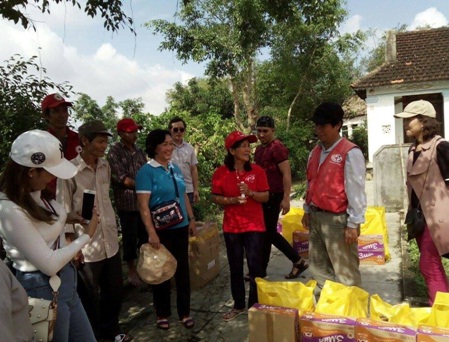 Hội Chữ thập đỏ xã Phước An cùng với Nhóm thiện nguyện ước mơ thành phố Quy Nhơn trao tặng quà tại xóm Phước Hải, thôn An Hòa 2, xã Phước An