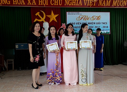 Bà Hoàng Ngọc Tố Nương –Phó Trưởng phòng Phòng GD&ĐT trao giấy chứng nhận cho 3 giáo viên đạt giải Nhất giáo viên chủ nhiệm giỏi