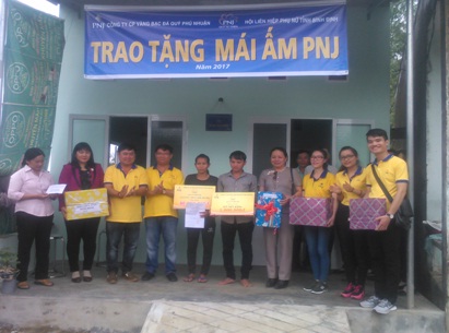 Quang cảnh các nhà hảo tâm trao tặng mái ấm tình thương