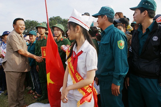 Đồng chí Lê Kim Toàn - Phó Bí thư Thường trực Tỉnh ủy chúc mừng và tặng hoa cho các tân binh