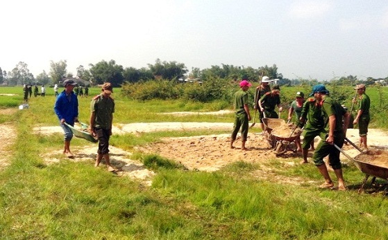 Đoàn xã Phước Thắng và Chi đoàn Công an huyện ra quân giúp dân hốt cát sa bồi