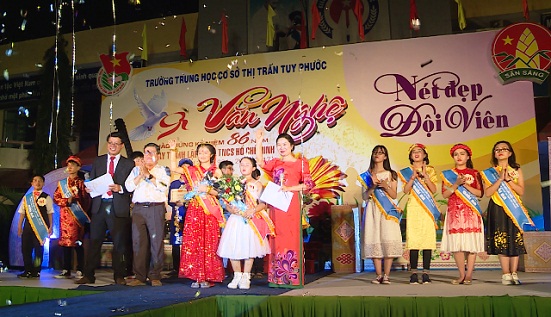 Ban Tổ chức trao giải cho các thí sinh
